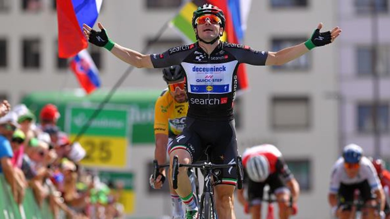 Elia Viviani célèbre sa victoire d'étape au nez et à la barbe de Peter Sagan (en jaune)