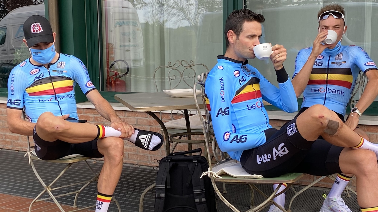 Ils sont assis sur une terrasse.
