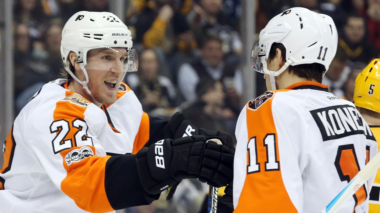 Dale Weise félicite Travis Konecny pour un but des Flyers de Philadelphie.