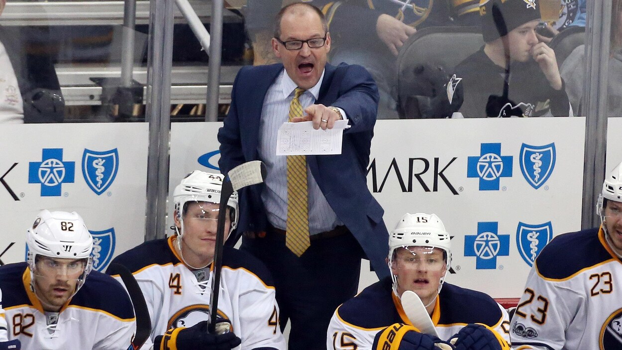 Dan Bylsma derrière le banc des Sabres de Buffalo Dan Bylsma derrière le banc des Sabres de Buffalo