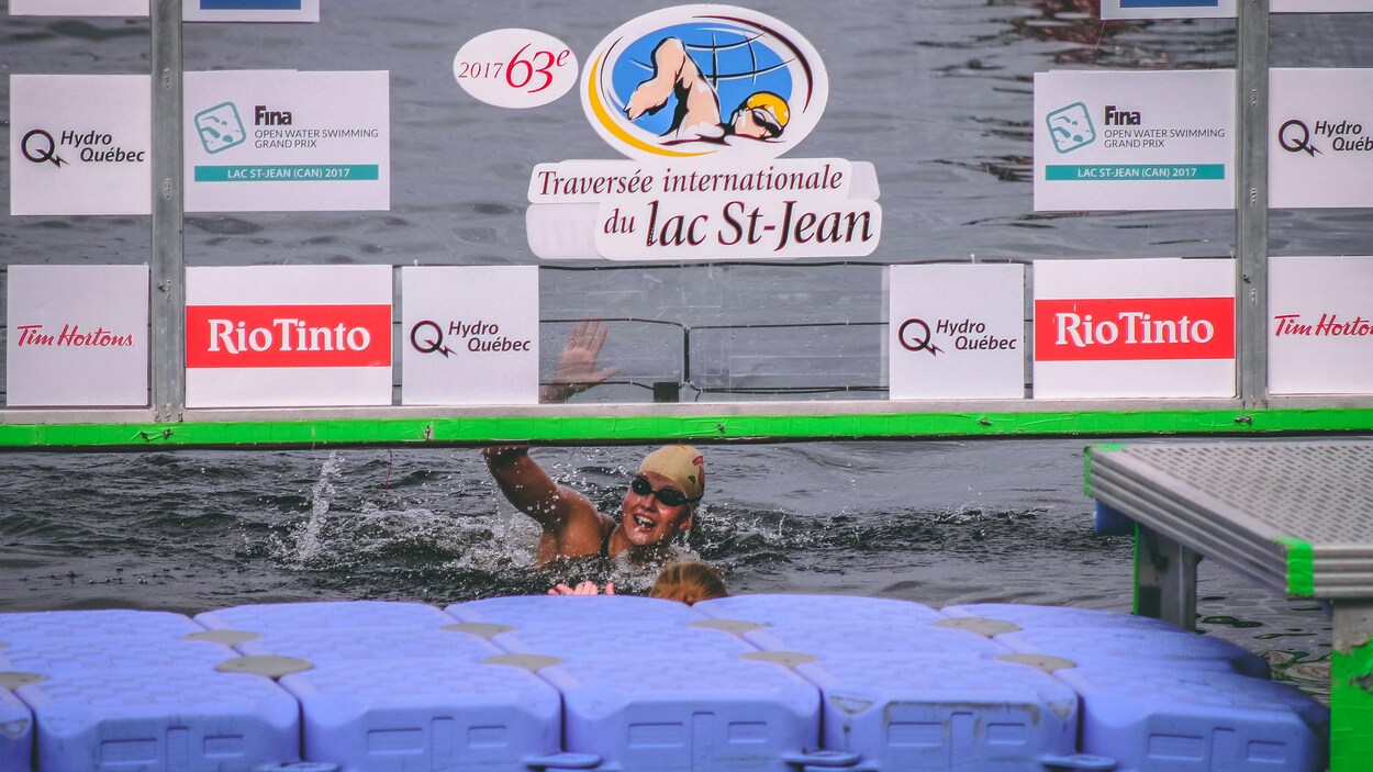 Dania Belisle touche la plaque avec le sourire. Dania Belisle touche la plaque avec le sourire.