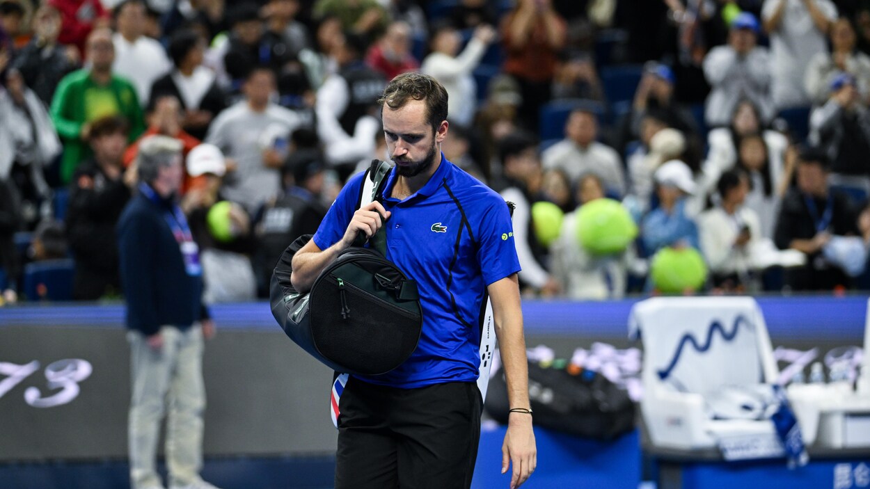 Djokovic en finale à Pékin après la disqualification de Medvedev