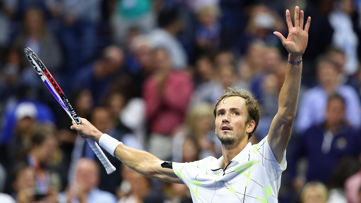 Daniil Medvedev salue la foule.