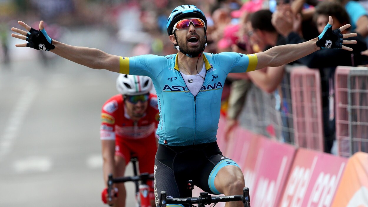 Dario Cataldo célèbre sa victoire lors de la 15e étape du Giro.