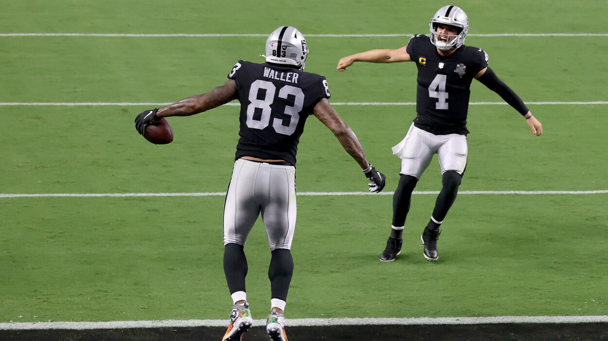 Darren Waller et Derek Carr