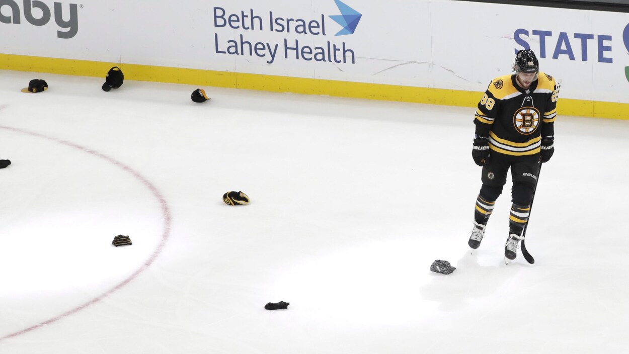 Un joueur de hockey patine.