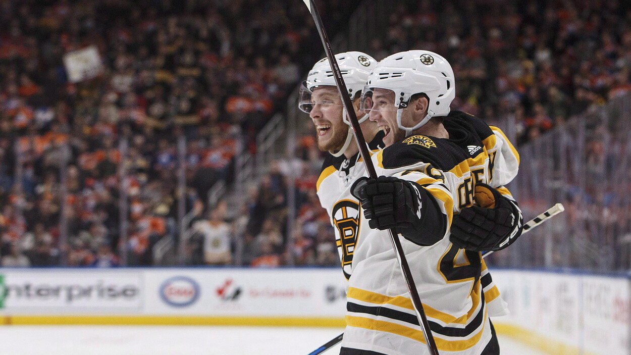 David Pastrnak (à gauche) et Matt Grzelcyk David Pastrnak (à gauche) et Matt Grzelcyk