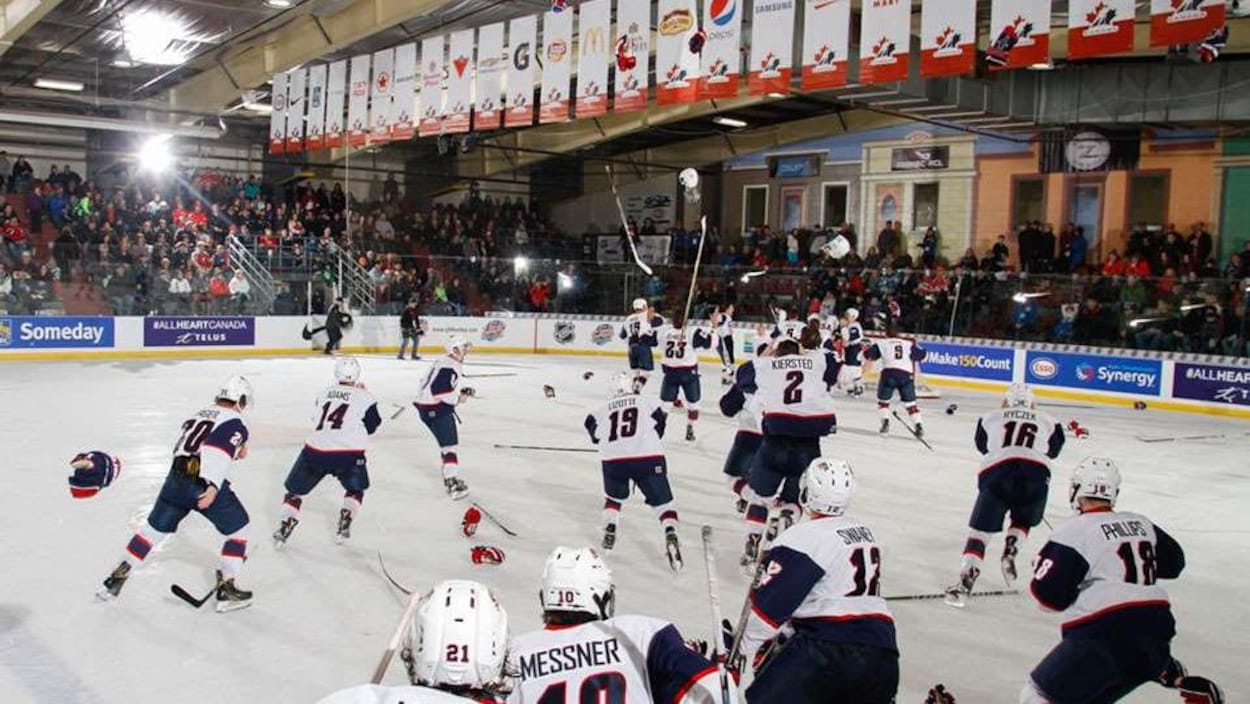 Les joueurs de l'équipe américaine se dirigent vers leur gardien de but afin de célébrer leur victoire en finale face à l'équipe Canada Est. Les joueurs de l'équipe américaine se dirigent vers leur gardien de but afin de célébrer leur victoire en finale face à l'équipe Canada Est.