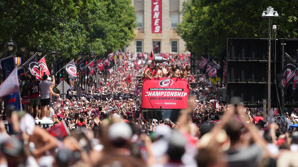 Les Hurricanes célèbrent leur conquête de la Coupe Stanley avec un défilé à Raleigh