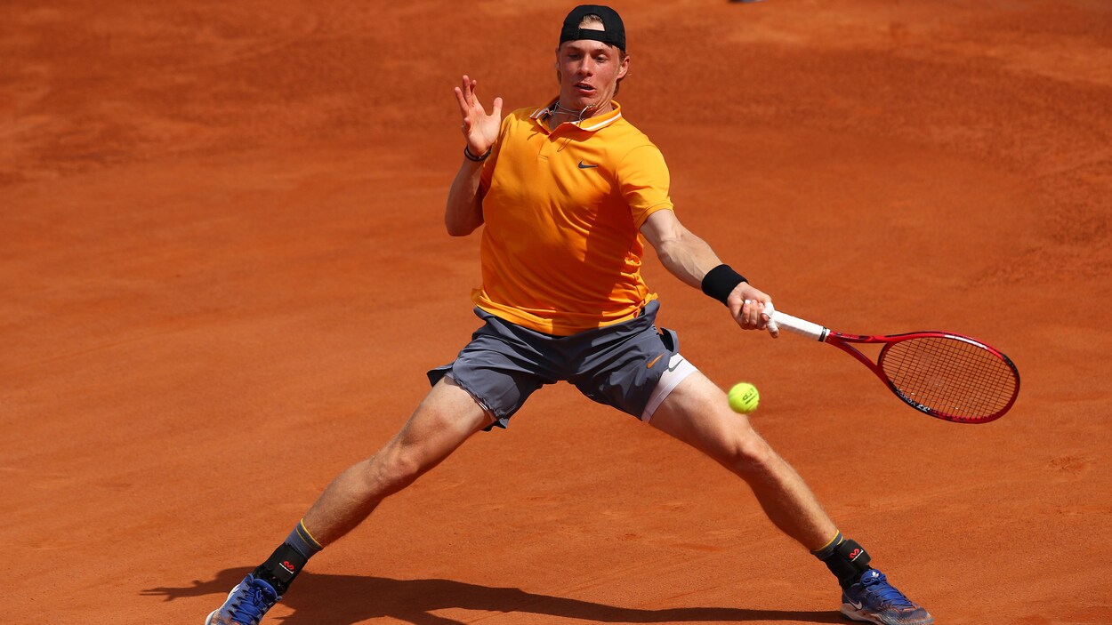 Denis Shapovalov frappe une balle sur son coup droit