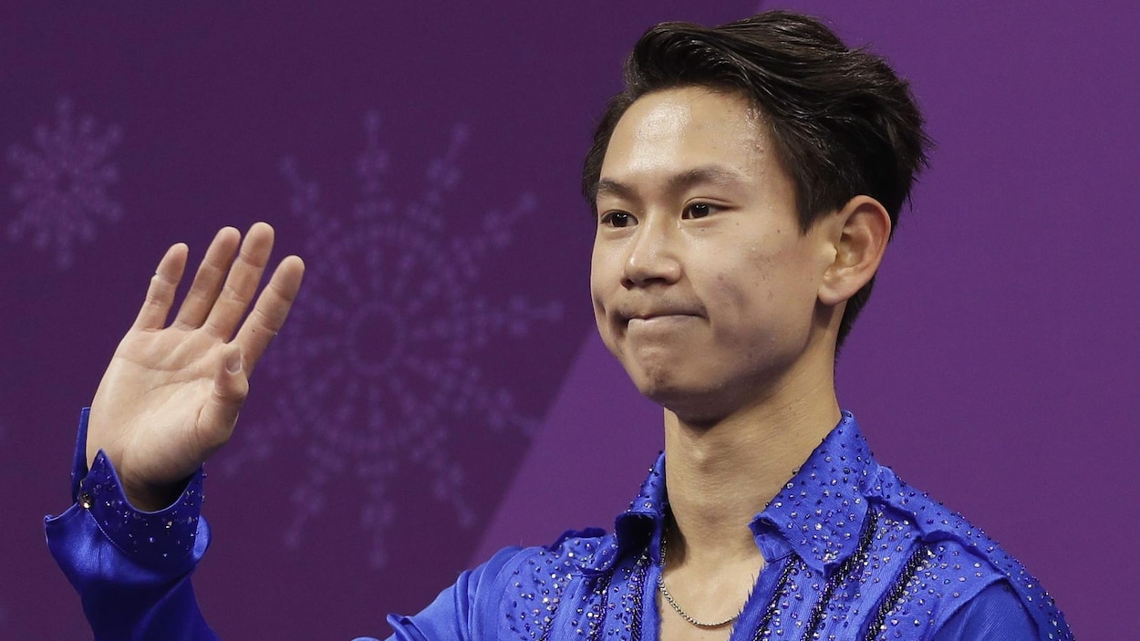 Denis Ten salue la foule après sa performance aux Jeux de Pyeongchang