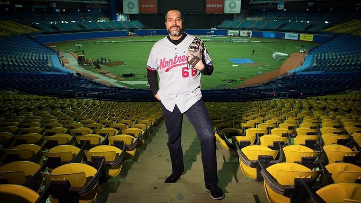 L'ancien lanceur est installé dans les marches du stade olympique.