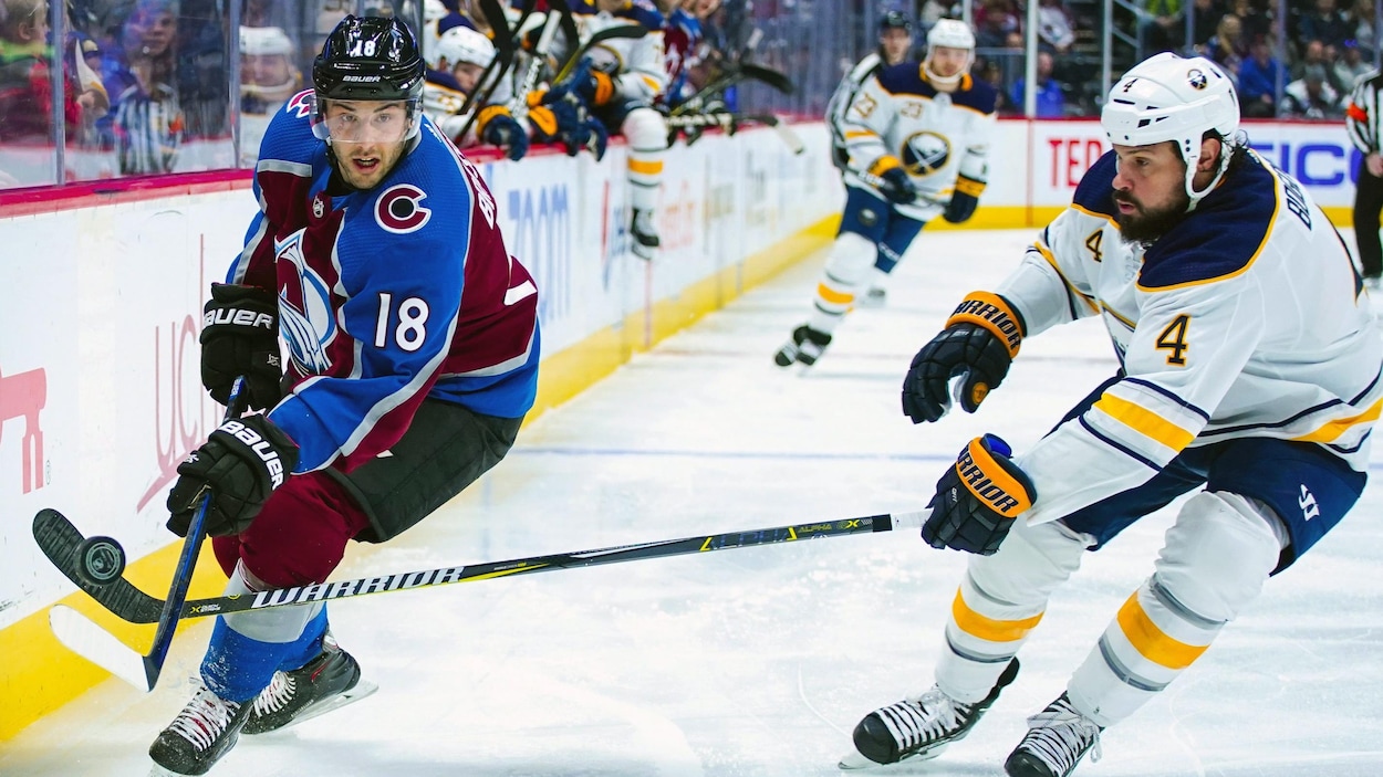 Brassard bataille avec le joueur des Sabres.