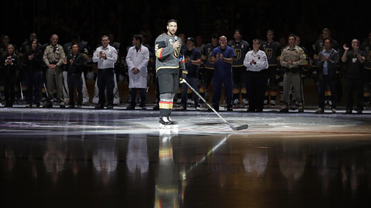 Deryk Engelland, défenseur des Golden Knights, prend la parole avant le match de mardi pour rendre hommage aux victimes et aux premiers répondants de la fusillade de Las Vegas.
