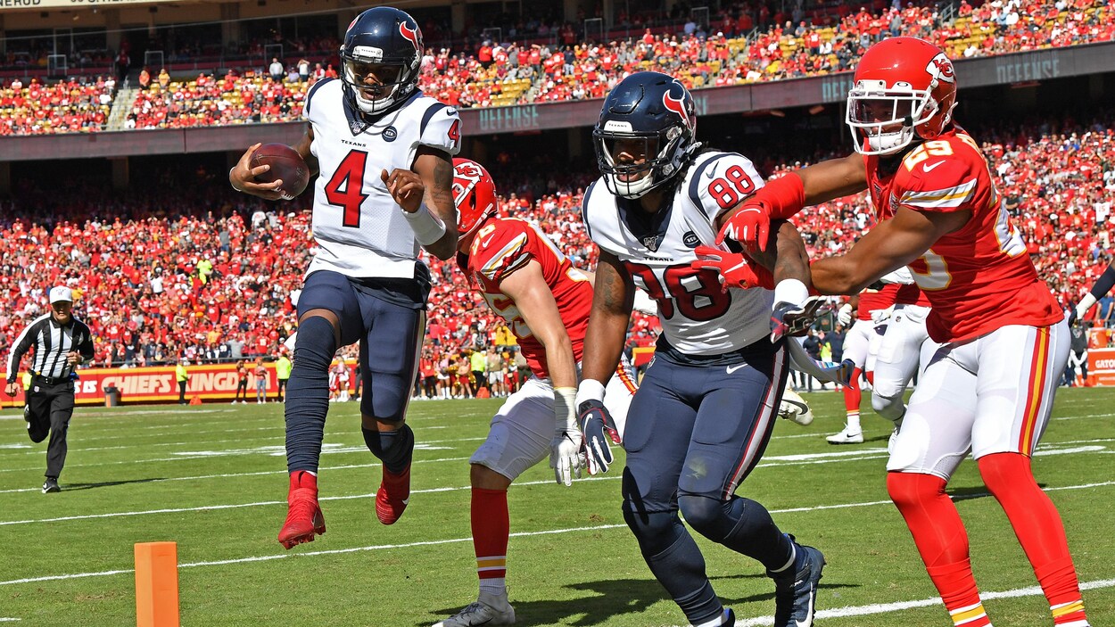 Deshaun Watson saute dans la zone des buts.