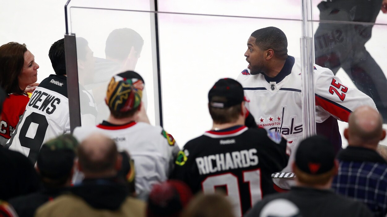 Devante Smith-Pelly, des Capitals de Washington, répond à des commentaires de partisans des Blackhaws lors d'un match à Chicago. Devante Smith-Pelly, des Capitals de Washington, répond à des commentaires de partisans des Blackhaws lors d'un match à Chicago.