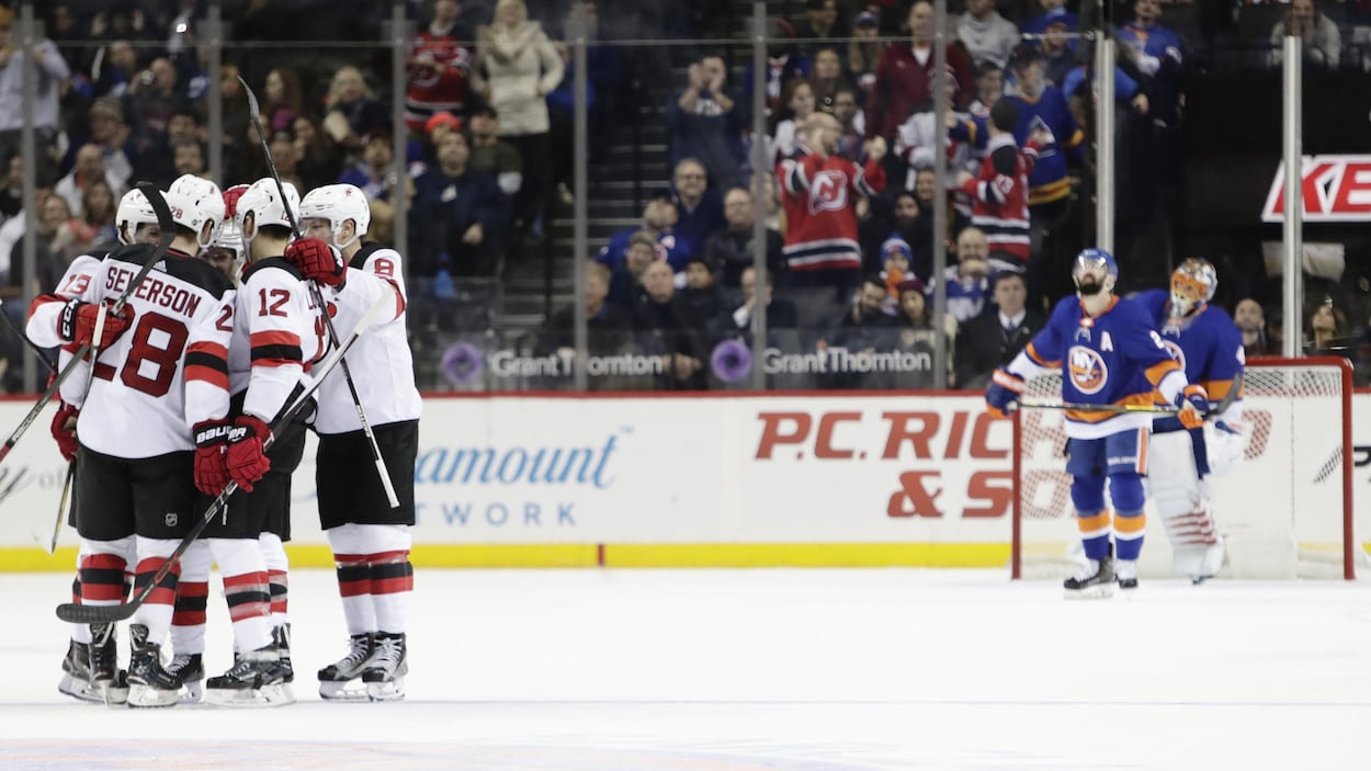 Les Devils célèbrent un but de Damon Severson (28). Les Devils célèbrent un but de Damon Severson (28).