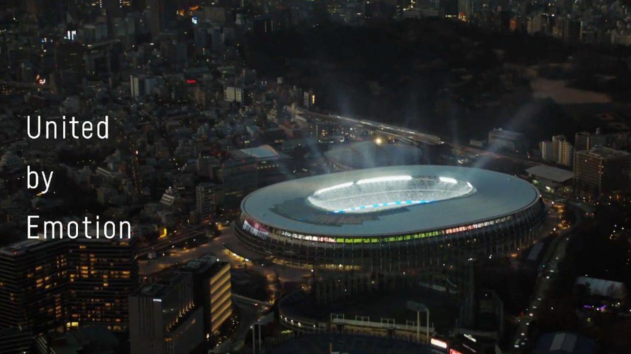 La devise officielle de Tokyo 2020, Unis par l'émotion, est écrit en anglais sur la photo.