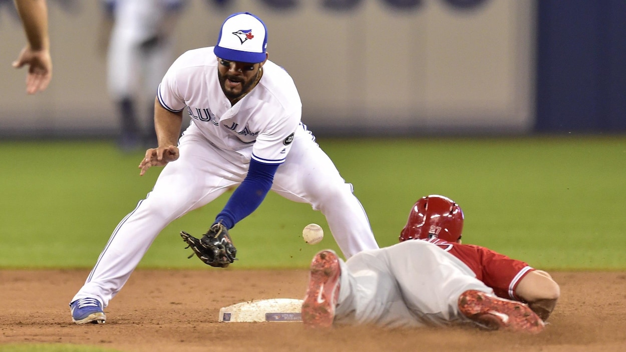 Devon Travis (gauche) ne peut contrôler un relais au deuxième but. Devon Travis (gauche) ne peut contrôler un relais au deuxième but.