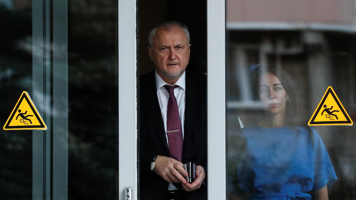 Le directeur général de l'Agence russe antidopage (RUSADA), Yuri Ganus, quittant le laboratoire de Moscou.