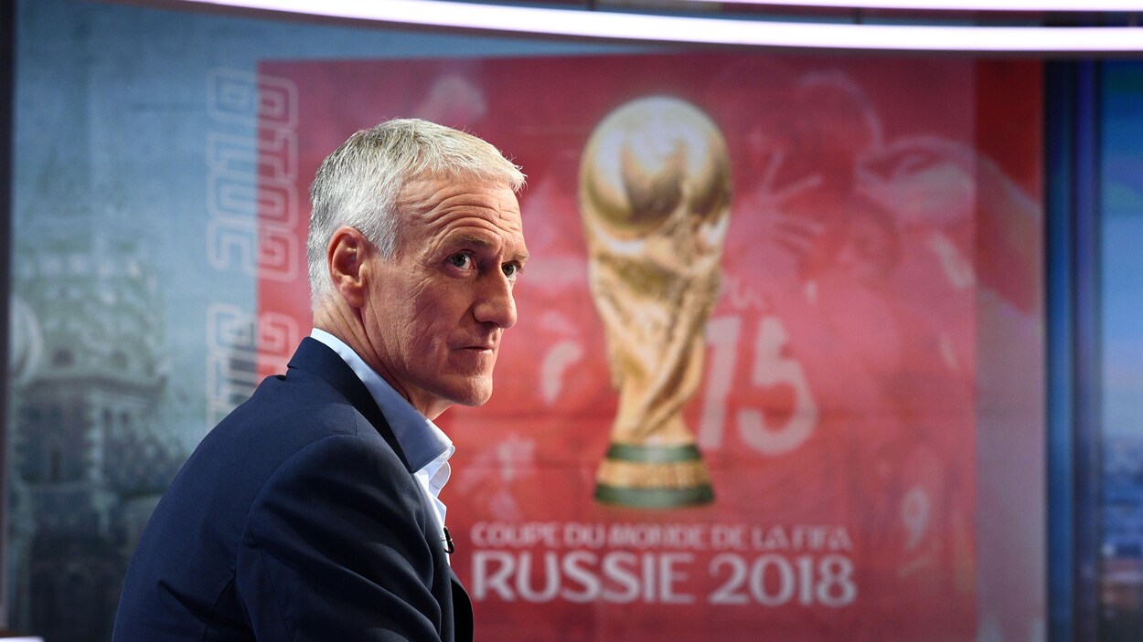 Le sélectionneur français se trouve devant une image de la Coupe du monde de 2018. Le sélectionneur français se trouve devant une image de la Coupe du monde de 2018.