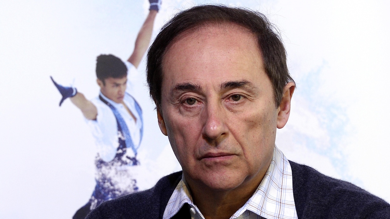 Un homme stoïque en conférence de presse