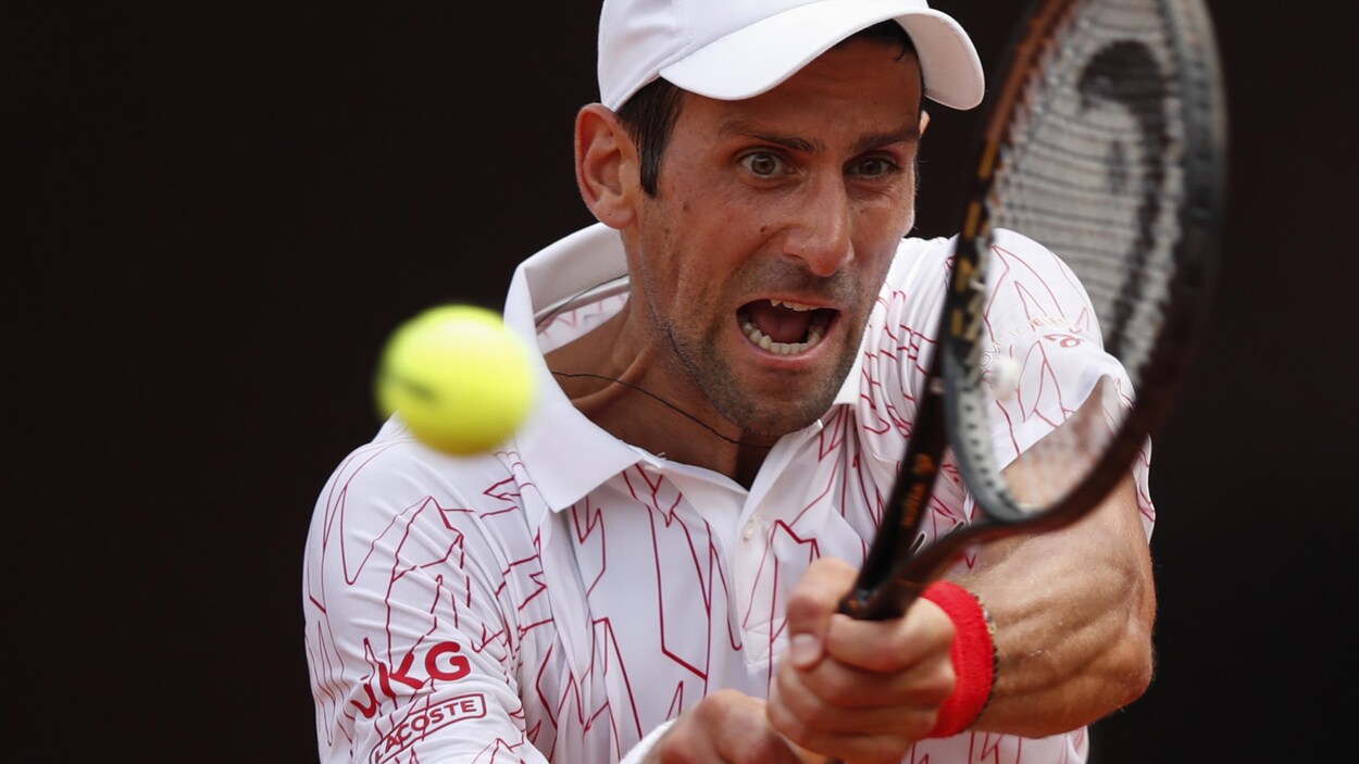 Il grimace avant de frapper une balle.