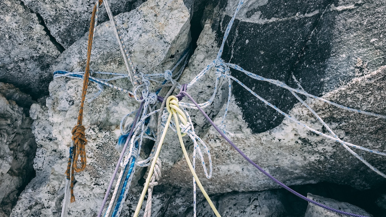 De vieilles cordes entremêlées sur une paroi de l'Ama Dablam De vieilles cordes entremêlées sur une paroi de l'Ama Dablam