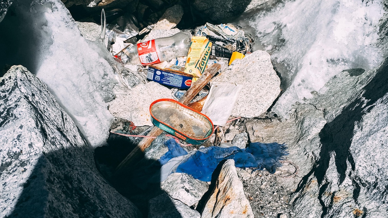 Des déchets jonchent le sol de l'Ama Dablam. Des déchets jonchent le sol de l'Ama Dablam.