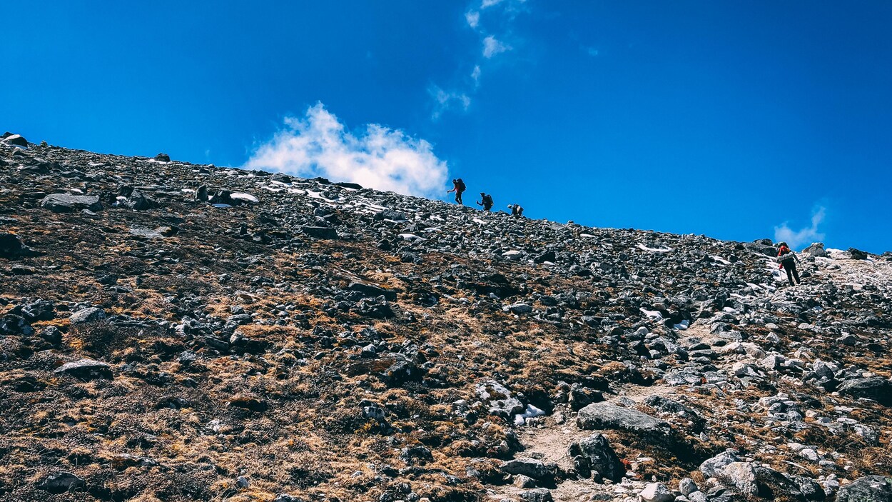 Trois grimpeurs marchent sur une montagne. Trois grimpeurs marchent sur une montagne.