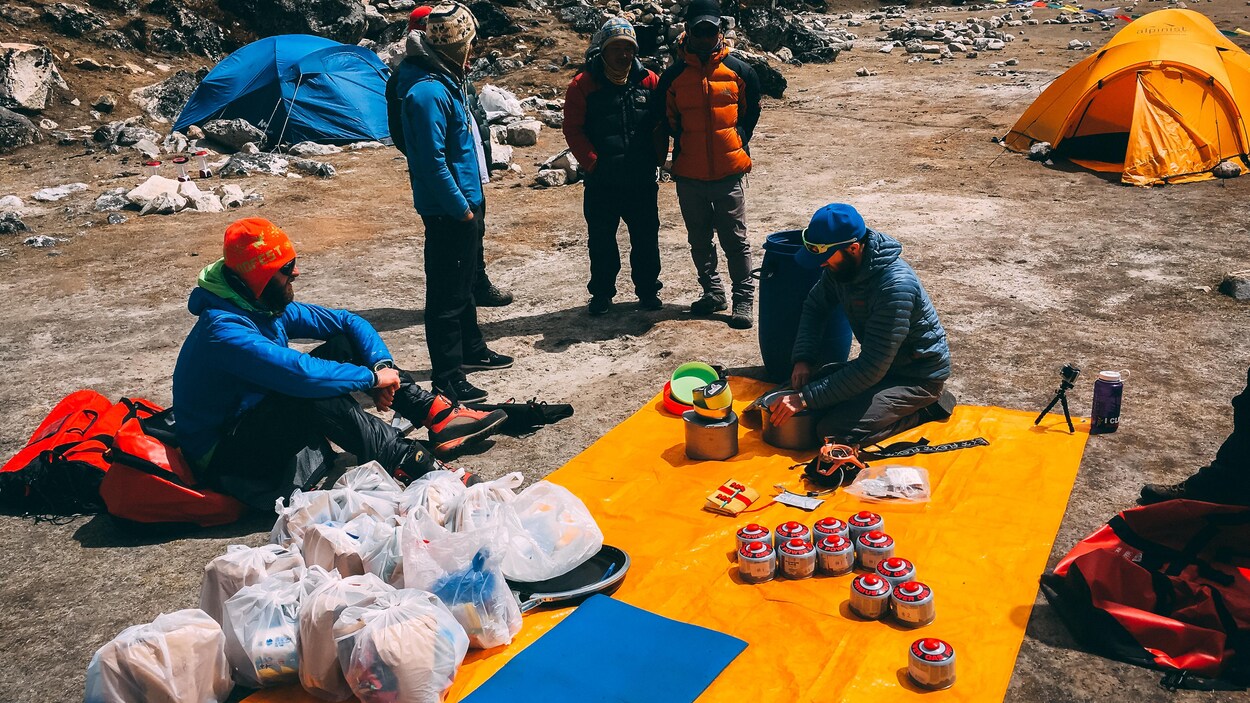 Dominic Asselin, ses collègues grimpeurs et leur récolte de déchets sur l'Ama Dablam en 2018 Dominic Asselin, ses collègues grimpeurs et leur récolte de déchets sur l'Ama Dablam en 2018