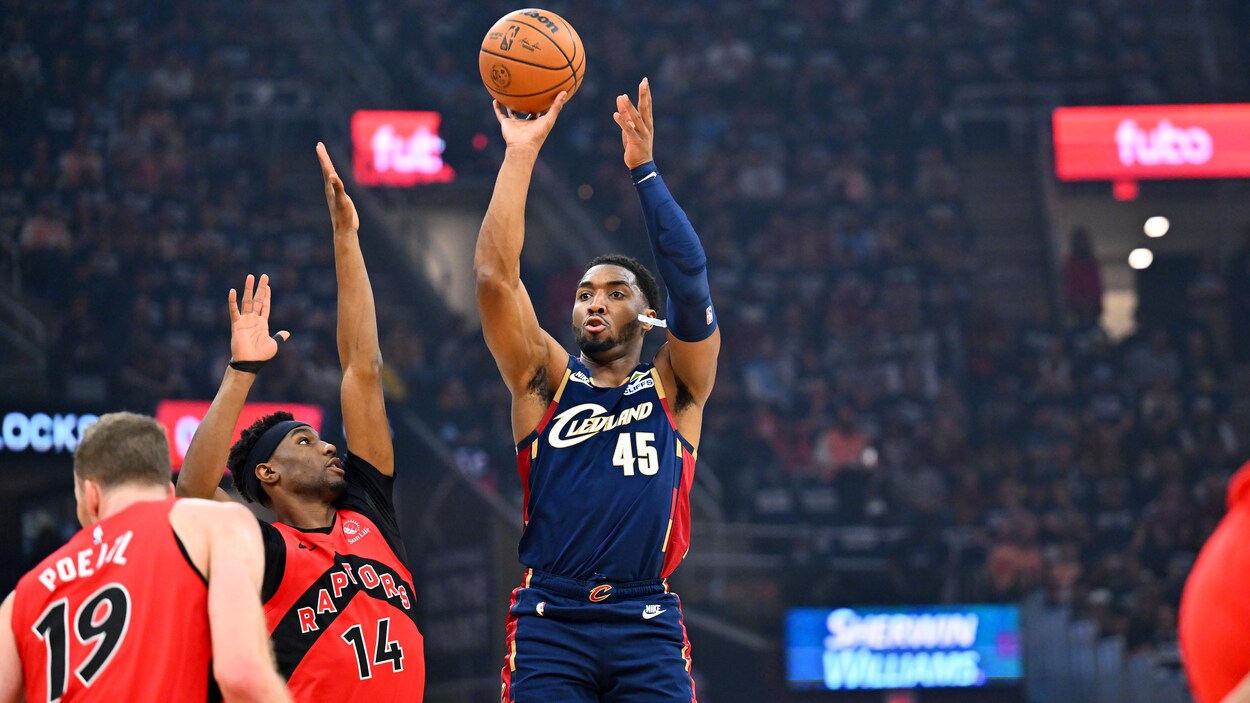 Mitchell amasse 32 points et aide les Cavaliers à vaincre les Raptors