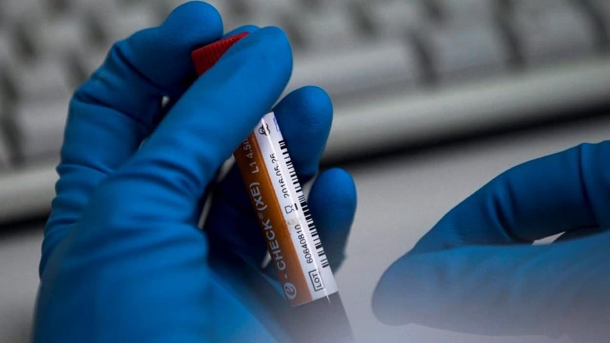 Une technicienne la manipule.
