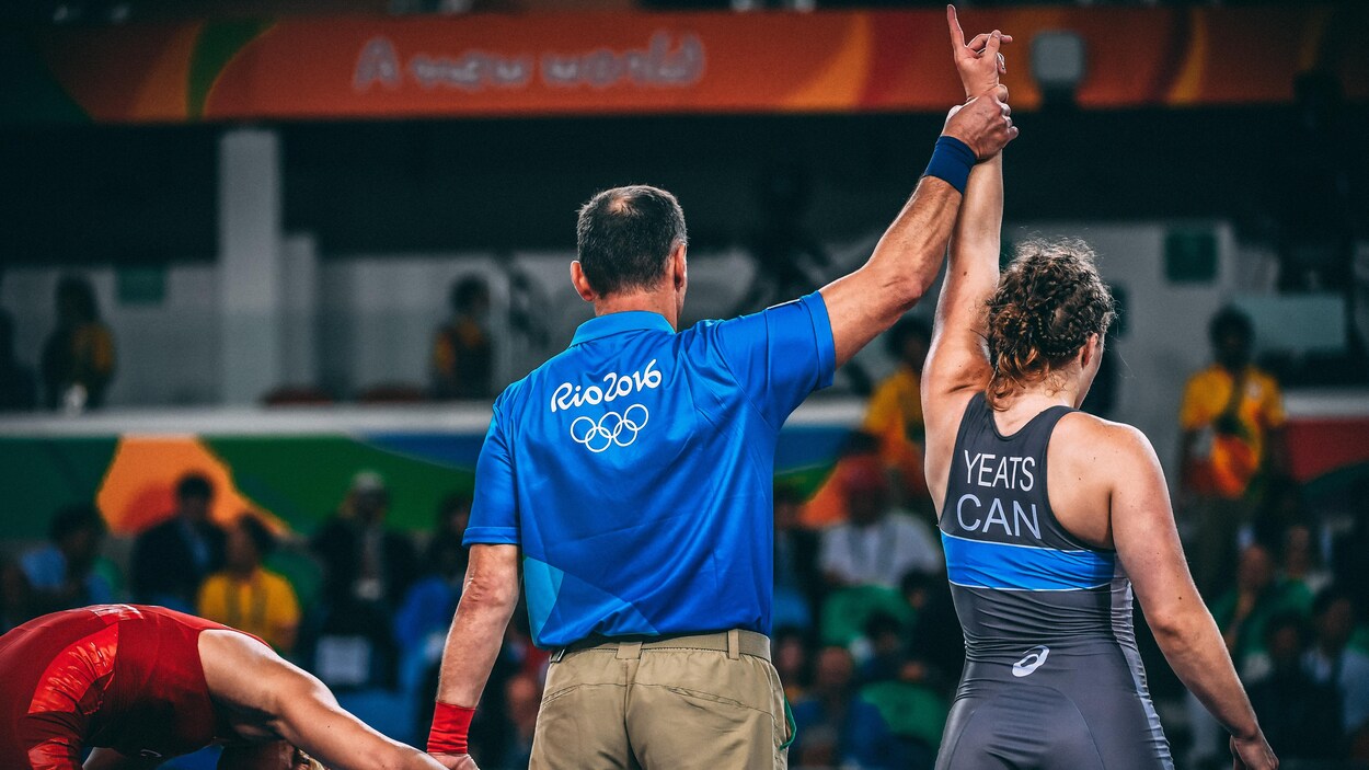 Dori Yeats (droite) est déclarée gagnante de son combat de deuxième tour chez les moins de 69 kg contre Buse Tosun, de la Turquie, aux Jeux olympiques de Rio. Dori Yeats (droite) est déclarée gagnante de son combat de deuxième tour chez les moins de 69 kg contre Buse Tosun, de la Turquie, aux Jeux olympiques de Rio.