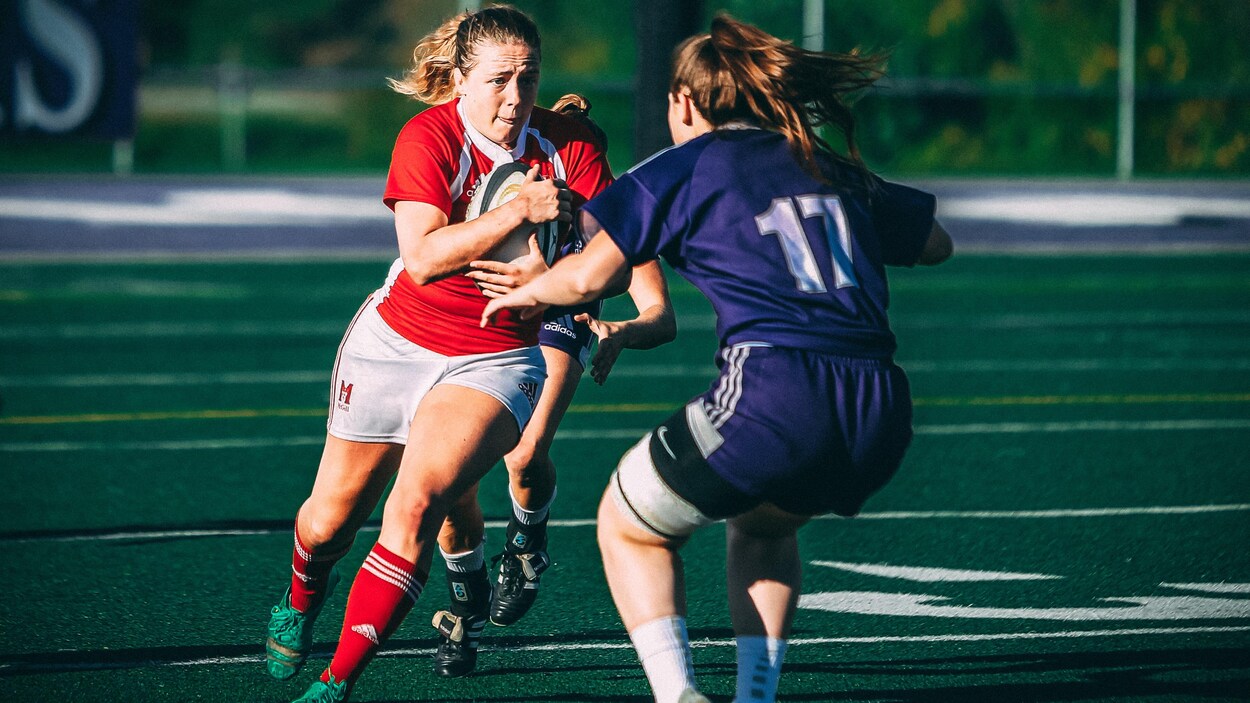 Dori Yeats porte le ballon pendant un match de rugby de l'Université McGill. Dori Yeats porte le ballon pendant un match de rugby de l'Université McGill.