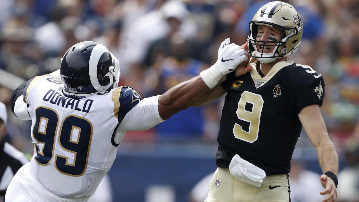 Il se fait prendre la main par Aaron Donald.