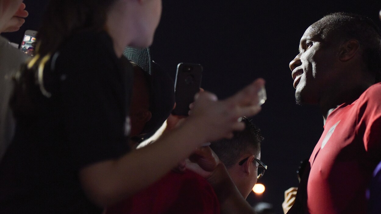 Didier Drogba prend un bain de foule dans l'uniforme du Rising de Phoenix.