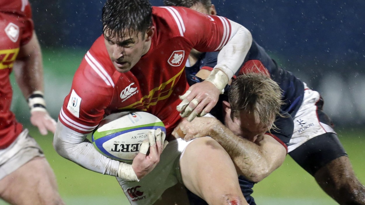 Le joueur étoile de l'équipe canadienne DTH Van Der Merwe en action contre Hong Kong à Marseille