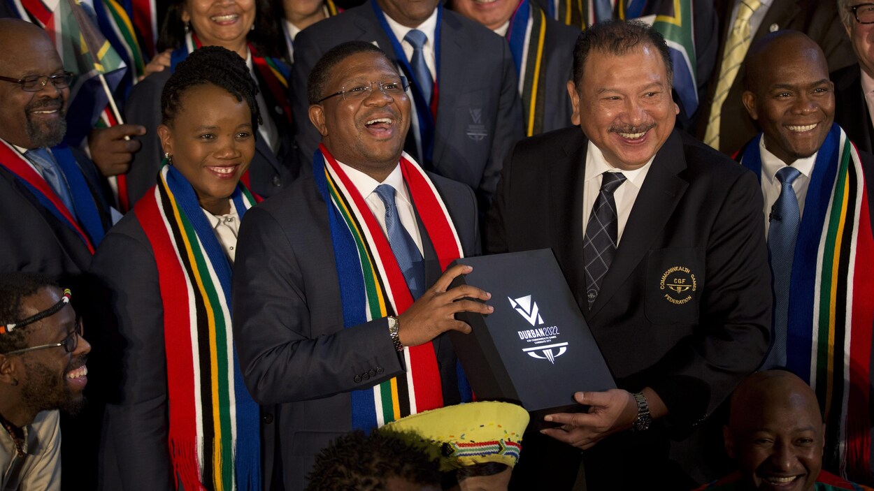 Le ministre sud-africain des Sports, Fikile Mbalula (centre), avec le président de la Fédération des Jeux du Commonwealth, Prince Imran