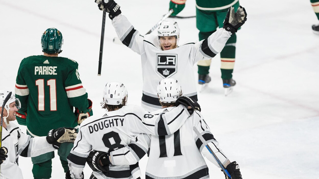 Dustin Brown (23) a marqué le but égalisateur avec 47 secondes à écouler en 3e période Dustin Brown (23) a marqué le but égalisateur avec 47 secondes à écouler en 3e période