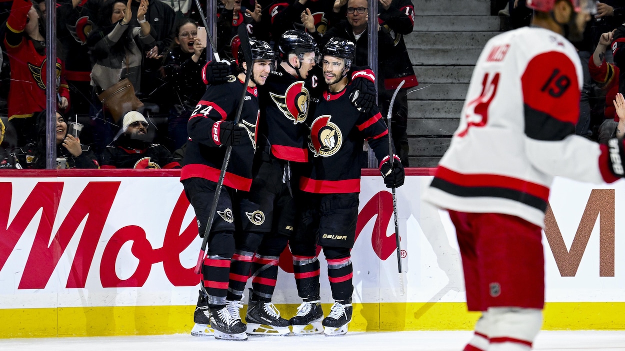 Un doublé de Brady Tkachuk règle le cas des Hurricanes