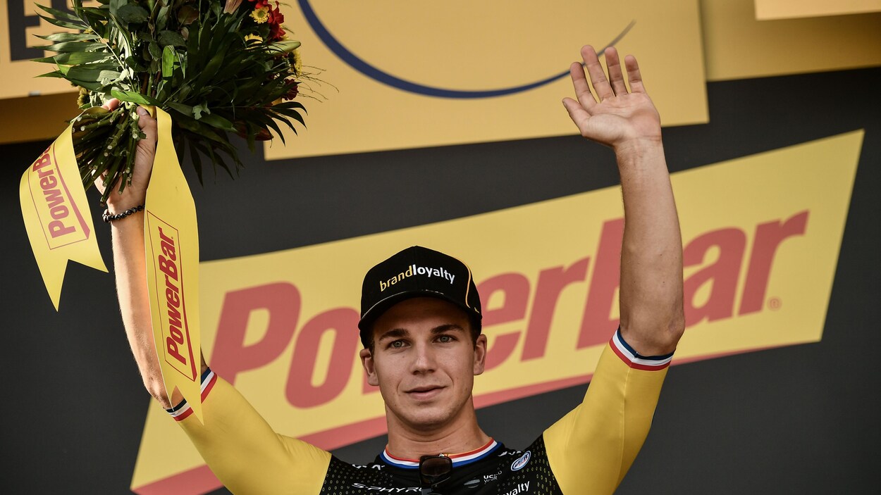Dylan Groenewegen célèbre sa victoire lors de la 7e étape du Tour de France. Dylan Groenewegen célèbre sa victoire lors de la 7e étape du Tour de France.