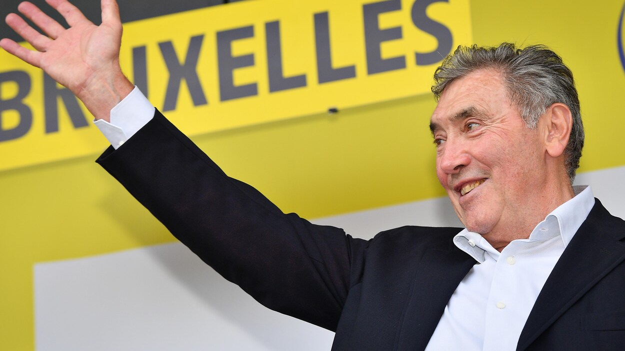 Sourire aux lèvres, il salue la foule.