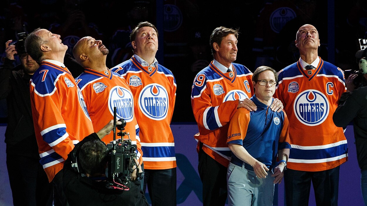 Les anciens des Oilers Paul Coffey, Grant Fuhr, Jari Kurri, Wayne Gretzky et Mark Messier observent le retrait des banderoles dans les hauteurs du Rexall Place, lors de la cérémonie du dernier match dans cet amphithéâtre, en 2016.