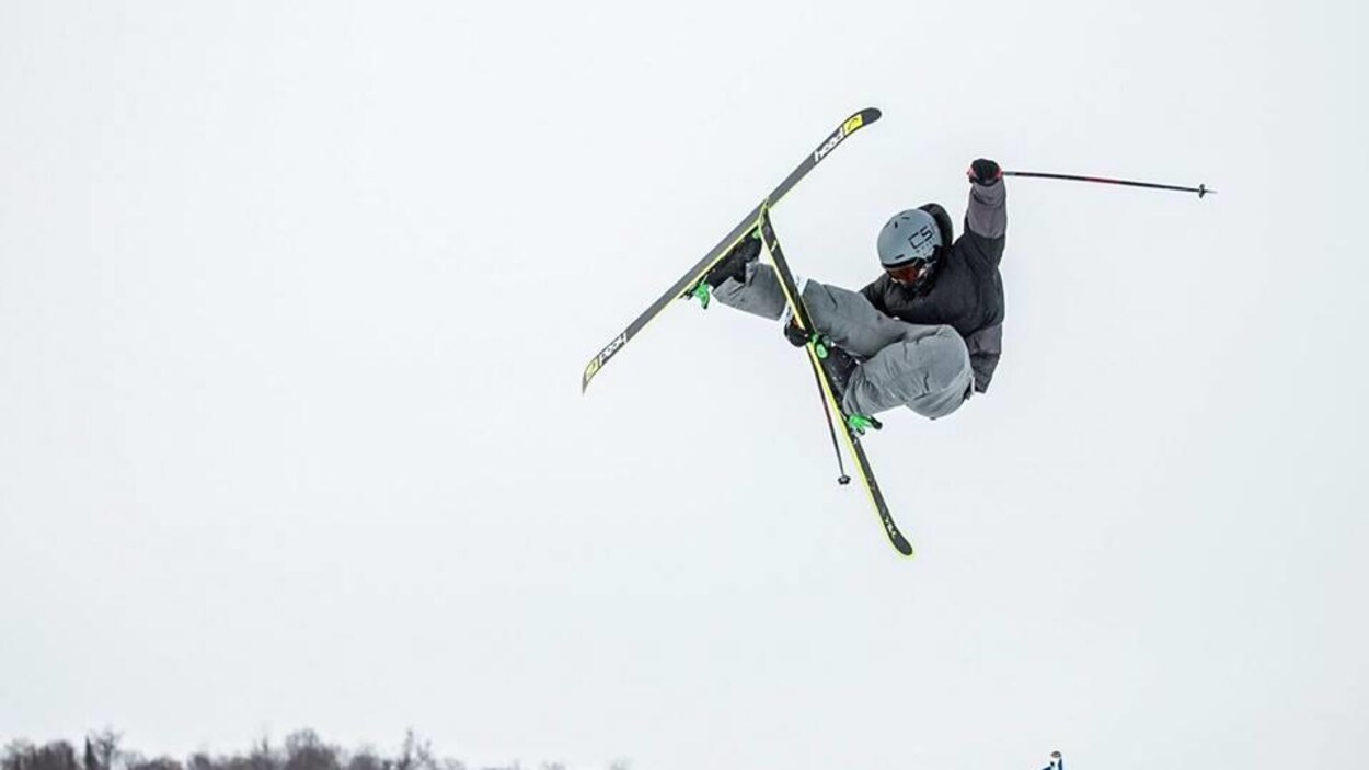 Le skieur acrobatique Édouard Therriault