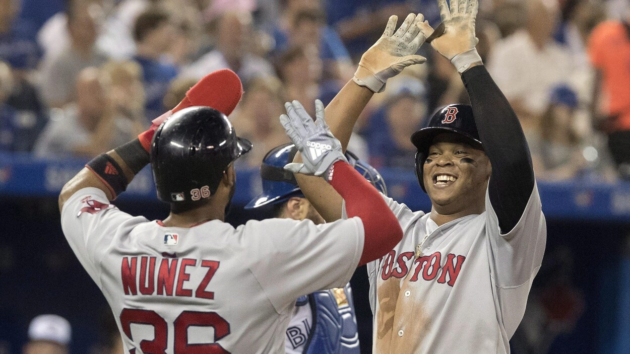 Les deux joueurs des Red Sox se félicitent. Les deux joueurs des Red Sox se félicitent.