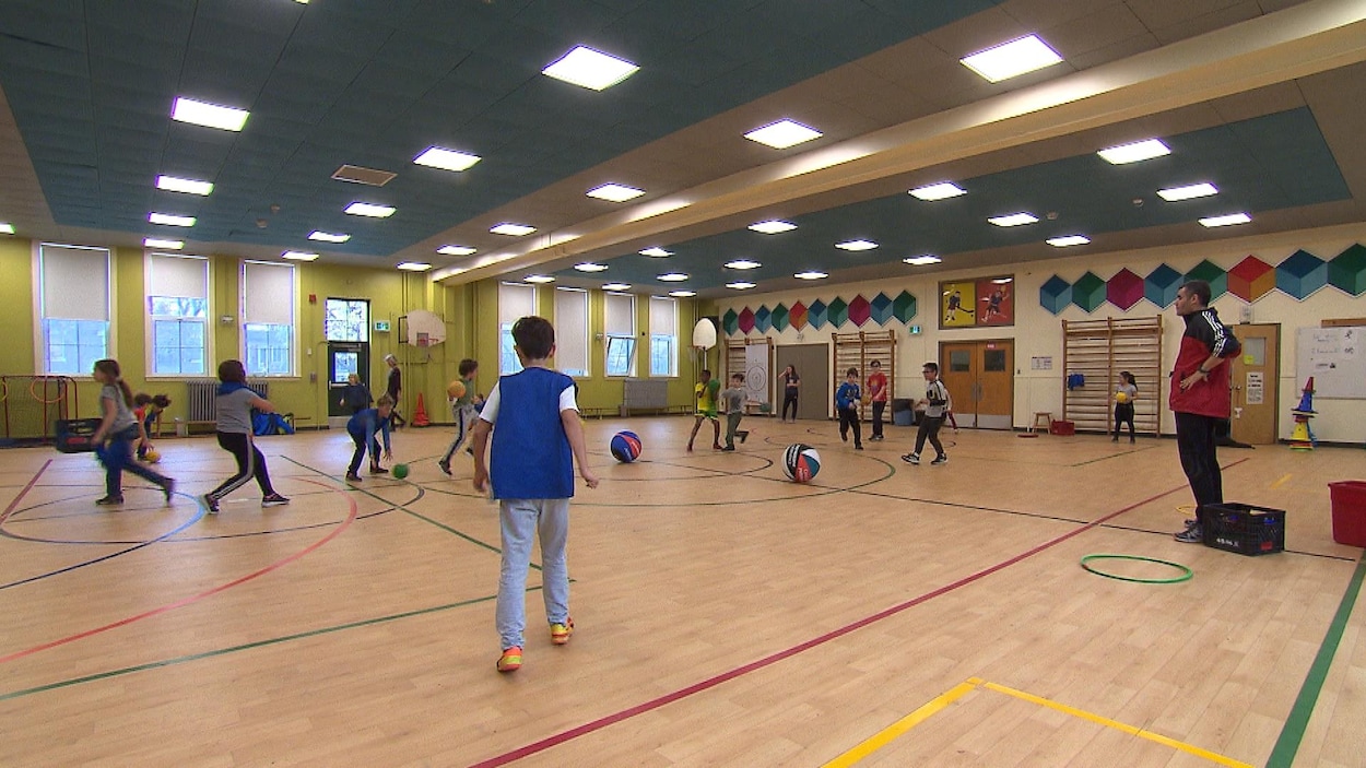 Des jeunes de l'école Barthélémy pendant un cours d'éducation physique