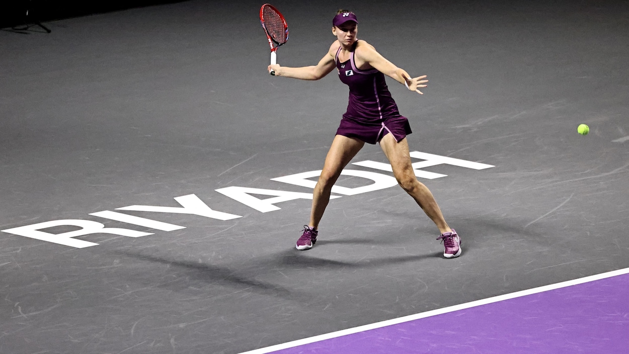 Swiatek surclassée par Rybakina aux finales de la WTA