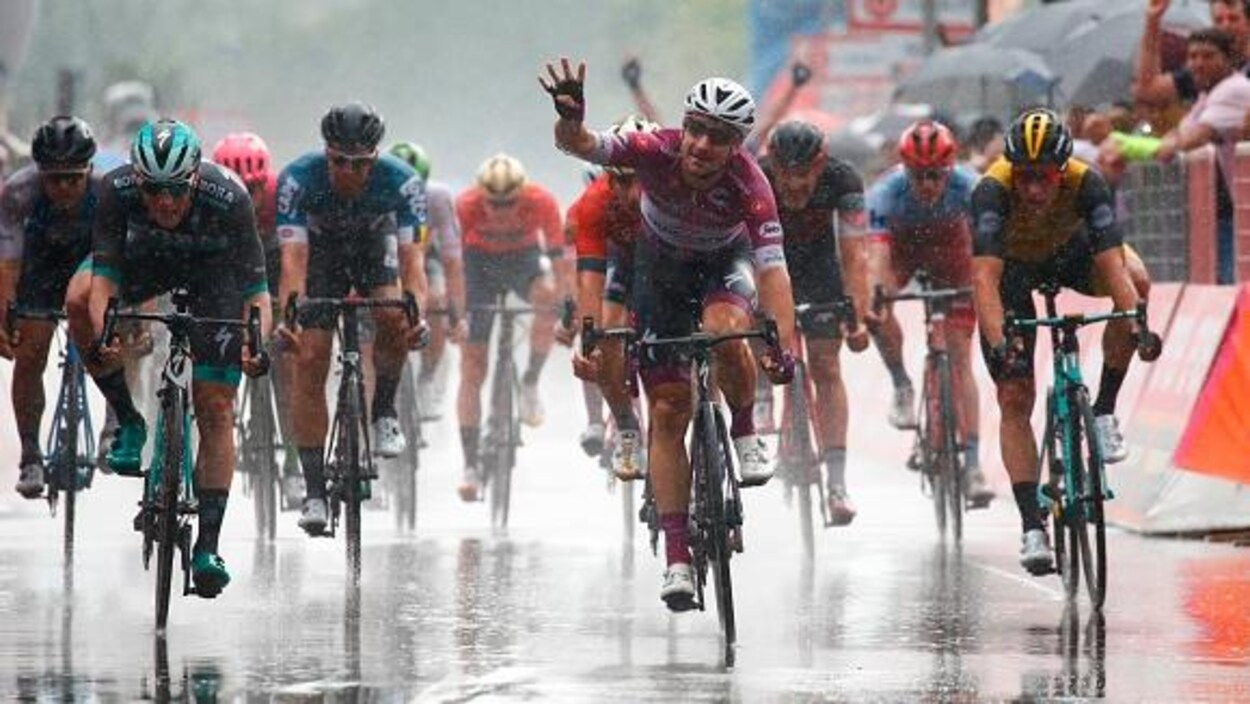 Elia Viviani s'impose sous la pluie lors de la 17e étape du Tour d'Italie. Elia Viviani s'impose sous la pluie lors de la 17e étape du Tour d'Italie.