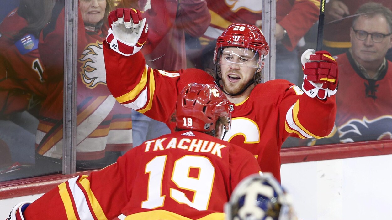 Elias Lindholm (à droite) est félicité par son coéquipier Matthew Tkachuk.
